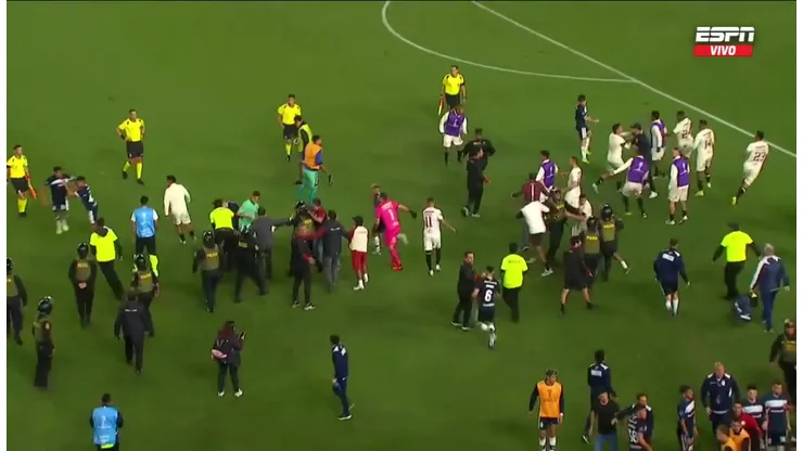 Batalla campal al término del Universitario de Deportes vs. Gimnasia Esgrima La Plata