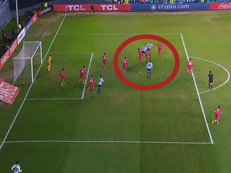 Paolo Guerrero la bajó de cabeza como con la mano en asistencia para triunfo de Racing