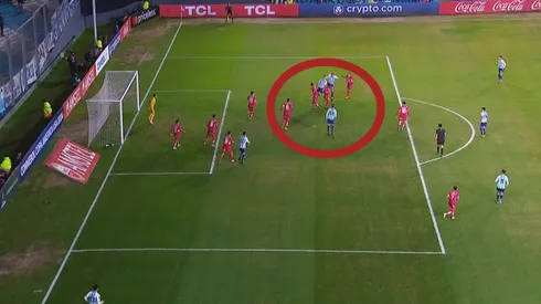 Paolo Guerrero la bajó de cabeza como con la mano en asistencia para triunfo de Racing