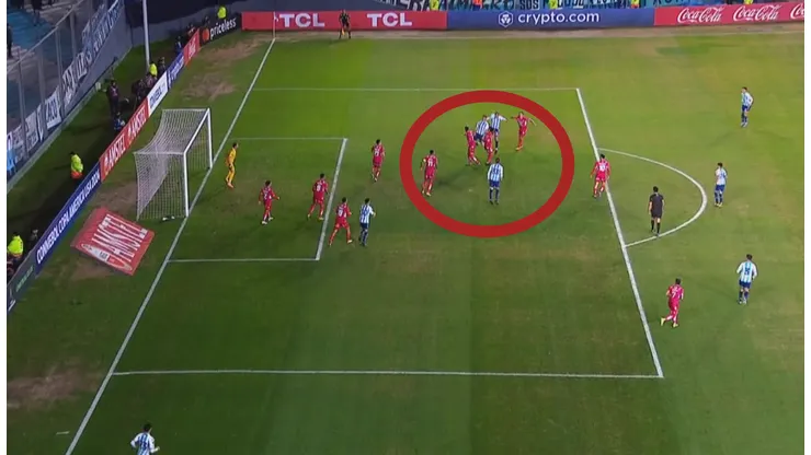 Paolo Guerrero la bajó de cabeza como con la mano en asistencia para triunfo de Racing