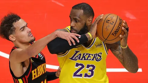Trae Young y LeBron James.