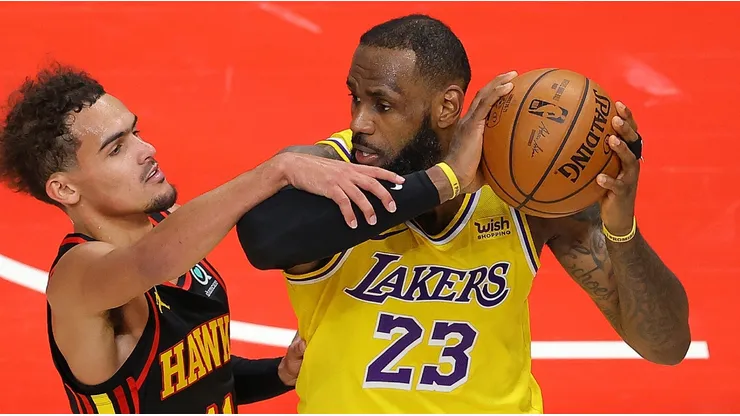 Trae Young y LeBron James.