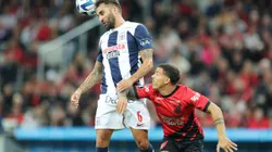 CURITIBA, BRAZIL - JUNE 27: David Terans of Athletico Paranaense battles for possession with Pablo Míguez of Alianza Lima during the Copa CONMEBOL Libertadores 2023 group G match between Athletico Paranaense and Alianza Lima at Ligga Arena on June 27, 2023 in Curitiba, Brazil. (Photo by Heuler Andrey/Getty Images)