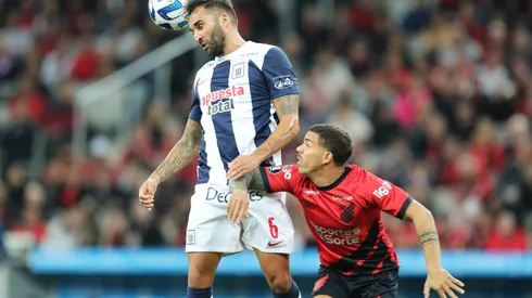 CURITIBA, BRAZIL - JUNE 27: David Terans of Athletico Paranaense battles for possession with Pablo Míguez of Alianza Lima during the Copa CONMEBOL Libertadores 2023 group G match between Athletico Paranaense and Alianza Lima at Ligga Arena on June 27, 2023 in Curitiba, Brazil. (Photo by Heuler Andrey/Getty Images)