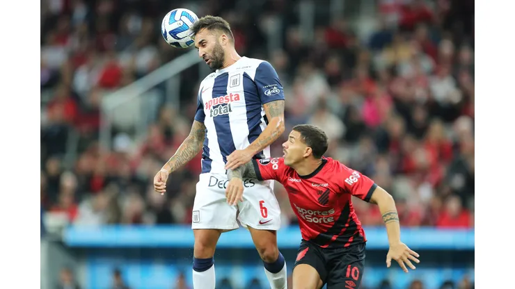 CURITIBA, BRAZIL - JUNE 27: David Terans of Athletico Paranaense battles for possession with Pablo Míguez of Alianza Lima during the Copa CONMEBOL Libertadores 2023 group G match between Athletico Paranaense and Alianza Lima at Ligga Arena on June 27, 2023 in Curitiba, Brazil. (Photo by Heuler Andrey/Getty Images)