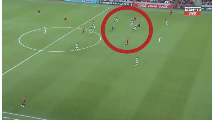 Golazo del Atlético Paranaense y Pablo Míguez criticado en redes sociales