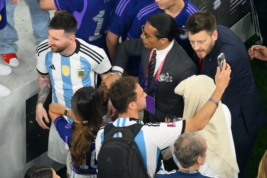 Salt Bae junto a Lionel Messi en el césped del Estadio Lusail. Getty Images