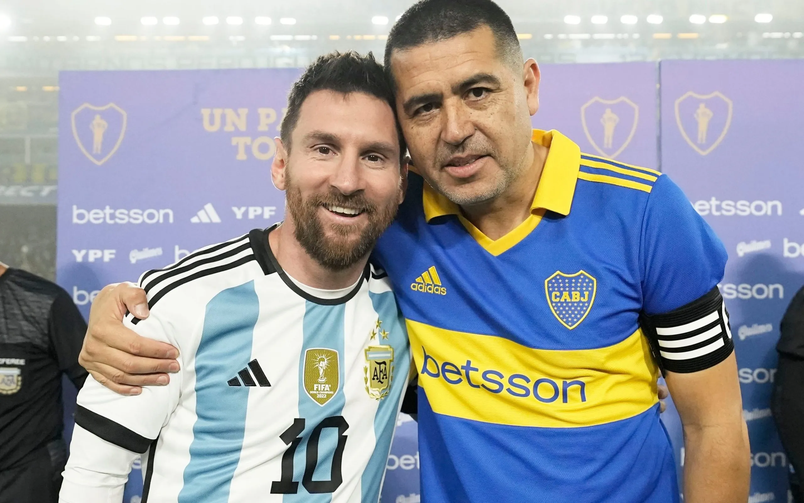 Lionel Messi junto a Juan Román Riquelme en la Bombonera. Twitter de Boca Juniors.