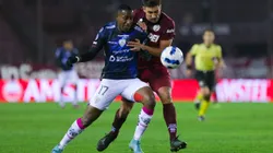 LANUS, ARGENTINA - JULY 07: Jaime Ayoví of Independiente Del Valle fights for the ball with Diego Braghieri of Lanus during a second leg match between Lanus and Independiente del Valle as part round of sixteen of Copa CONMEBOL Sudamericana 2022 at Estadio Ciudad de Lanus (La Fortaleza) on July 07, 2022 in Lanus, Argentina. (Photo by Daniel Jayo/Getty Images)
