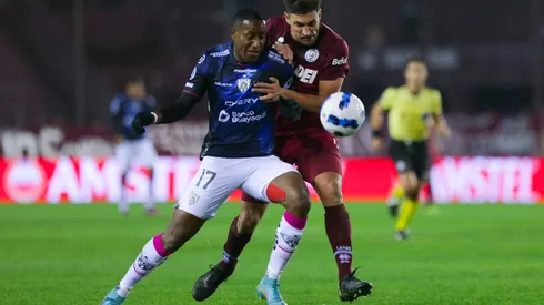LANUS, ARGENTINA - JULY 07: Jaime Ayoví of Independiente Del Valle fights for the ball with Diego Braghieri of Lanus during a second leg match between Lanus and Independiente del Valle as part round of sixteen of Copa CONMEBOL Sudamericana 2022 at Estadio Ciudad de Lanus (La Fortaleza) on July 07, 2022 in Lanus, Argentina. (Photo by Daniel Jayo/Getty Images)