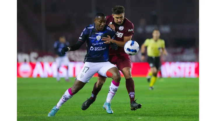 LANUS, ARGENTINA - JULY 07: Jaime Ayoví of Independiente Del Valle fights for the ball with Diego Braghieri of Lanus during a second leg match between Lanus and Independiente del Valle as part round of sixteen of Copa CONMEBOL Sudamericana 2022 at Estadio Ciudad de Lanus (La Fortaleza) on July 07, 2022 in Lanus, Argentina. (Photo by Daniel Jayo/Getty Images)