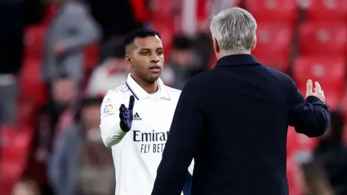 Rodrygo Goes junto a Carlo Ancelotti en el Real Madrid. Getty Images.