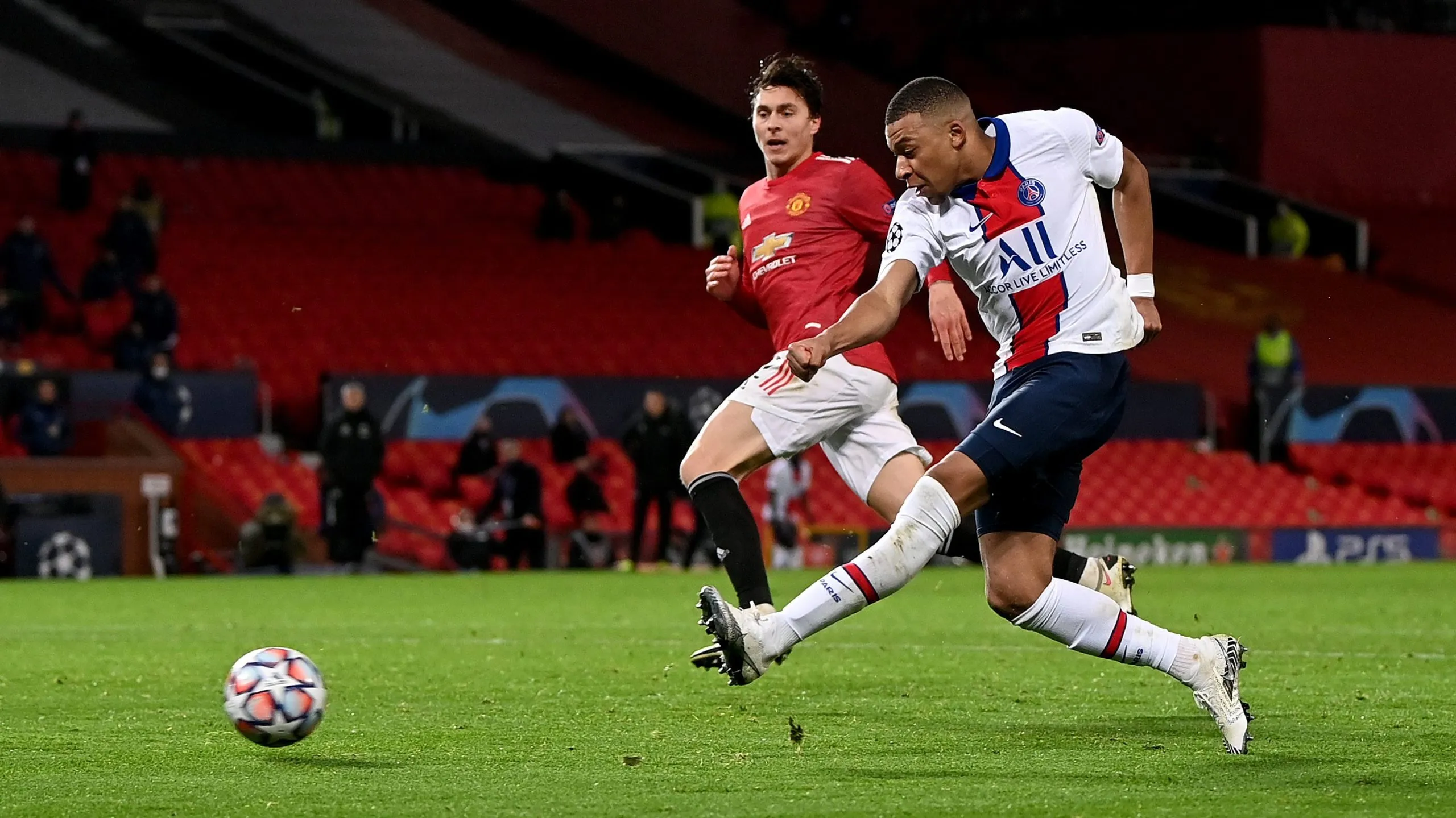 Kylian Mbappé vs. Manchester United en el Old Trafford en un partido que se jugó por la fase de grupos de la UEFA Champions League 2020/2021. Getty Images.