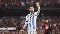 A Lionel Messi le faltó ponerse la camiseta de Newell's en el partido homenaje de Maxi Rodríguez en el Estadio Marcelo Bielsa de Rosario. @Newells