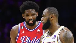 Joel Embiid y LeBron James.