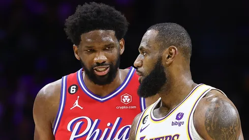 Joel Embiid y LeBron James.