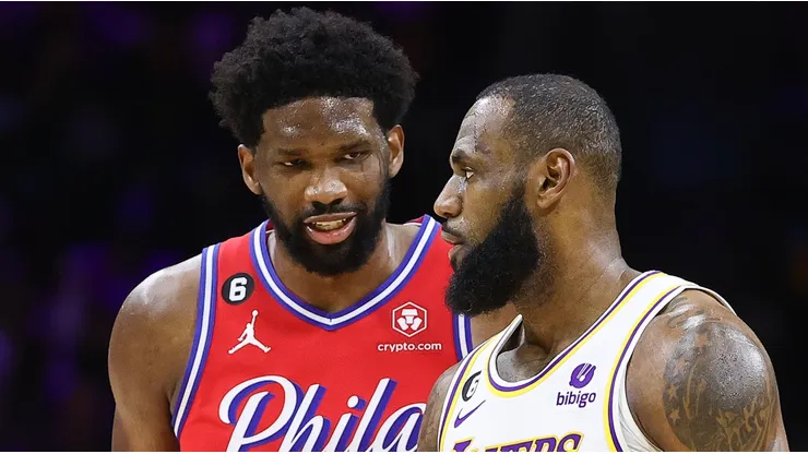 Joel Embiid y LeBron James.