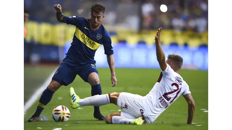 BUENOS AIRES, ARGENTINA - FEBRUARY 17: Julio Buffarini of Boca Juniors fights for the ball with Nicolas Pasquini of Lanus during a match between Boca Juniors and Lanus as part of Superliga 2018/19 at Estadio Alberto J. Armando on February 17, 2019 in Buenos Aires, Argentina. (Photo by Marcelo Endelli/Getty Images)
