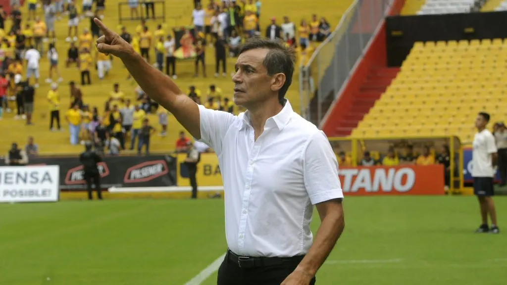 Fabián Bustos dirigiendo en el fútbol ecuatoriano. Foto: IMAGO.