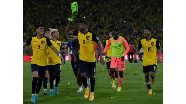 GUAYAQUIL, ECUADOR - MARCH 29: Players of Ecuador celebrate being qualified to the world cup after the FIFA World Cup Qatar 2022 qualification match between Ecuador and Argentina at Estadio Monumental on March 29, 2022 in Guayaquil, Ecuador. (Photo by Dolores Ochoa - Pool/Getty Images)