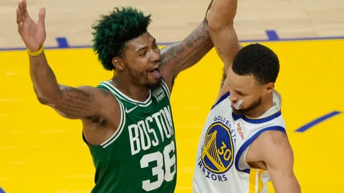 Marcus Smart y Stephen Curry.