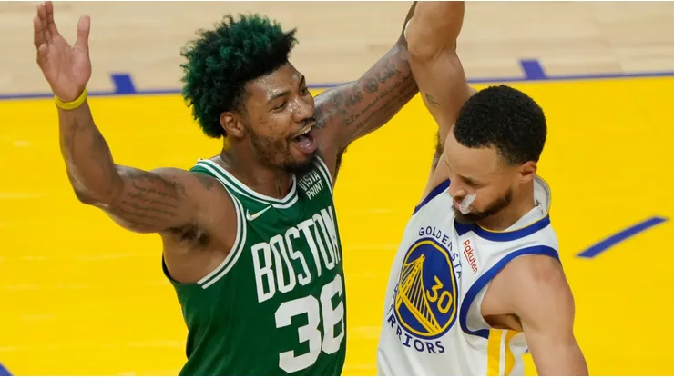 Marcus Smart y Stephen Curry.