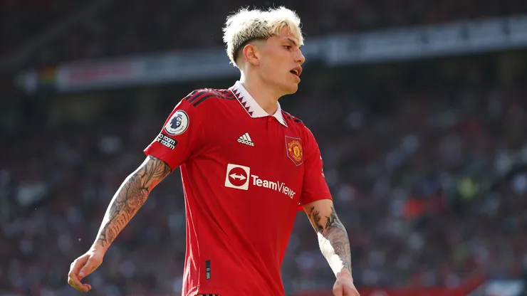 Alejandro Garnacho modificó la foto con la camiseta del Manchester United que tenía en su perfil de Instagram por una con la camiseta argentina. Getty Images)