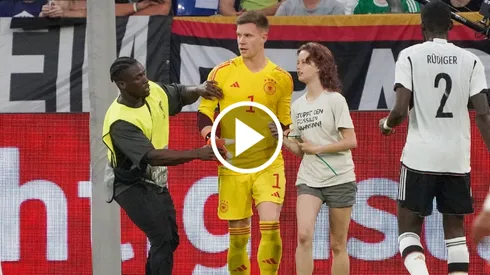 Ter Stegen, junto a una de las activistas que se quiso encadenar a su arco.