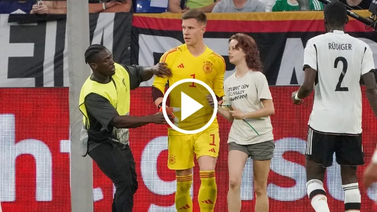 Ter Stegen, junto a una de las activistas que se quiso encadenar a su arco.