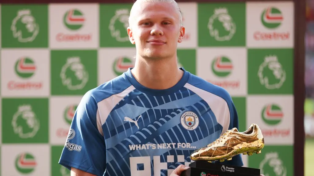 Erling Haaland fue bota de oro y MVP de la Premier League (Photo by Alex Pantling/Getty Images)