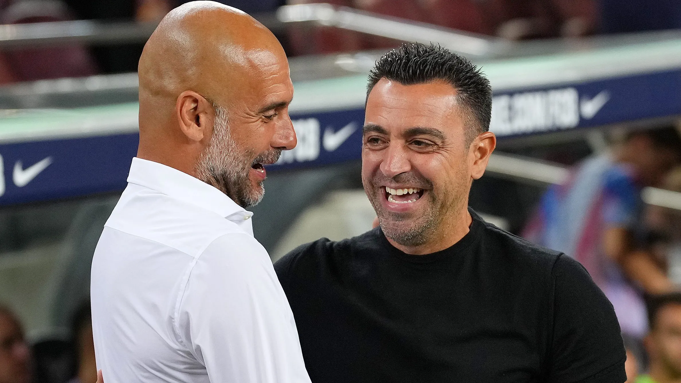 Pep Guardiola y Xavi Hernández en un amistoso entre Barcelona y Manchester City en el Camp Nou en agosto del 2022. Getty Images.