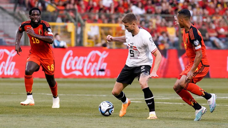 Orel Mangala anotó un insólito gol en contra ante Austria.
