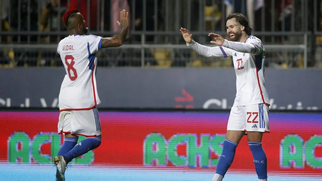 Ben Brereton celebrando con ARturo Vidal