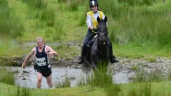 Hombre contra caballo.