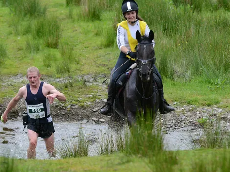 ¿Quién ganó la carrera entre hombres y caballos?