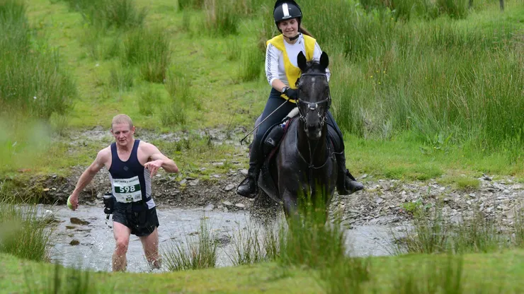Hombre contra caballo.