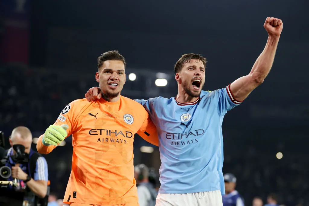 Ederson con Rúben Dias. (Getty)