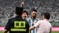 El espectador abrazó a Messi antes de que se lo lleve la seguridad.