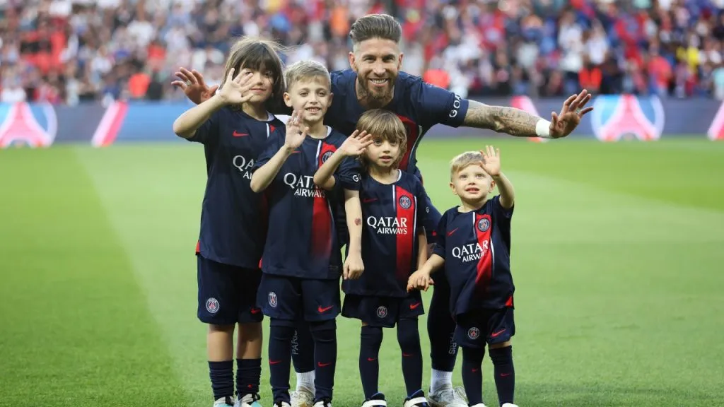 Sergio Ramos, en su despedida de PSG, junto a sus hijos (Getty Images).