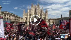 Hinchas de AC Milan en el funeral de Silvio Berlusconi (IMAGO / Independent Photo Agency Int.)
