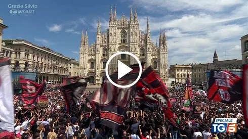 Hinchas de AC Milan en el funeral de Silvio Berlusconi (IMAGO / Independent Photo Agency Int.)