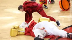 Conor McGregor golpeó dos veces a Burnie, la mascota de Miami, y la mandó al hospital