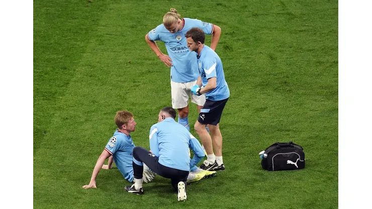 Kevin De Bruyne no pudo continuar y fue reemplazado por Foden.