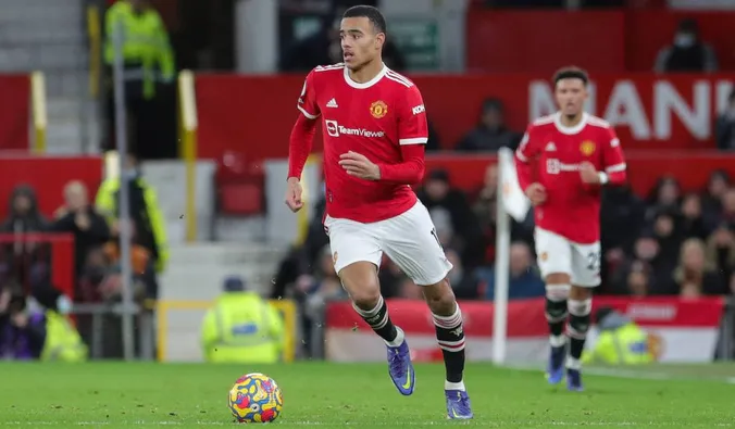 Mason Greenwood controla una pelota dentro de un campo de fútbol