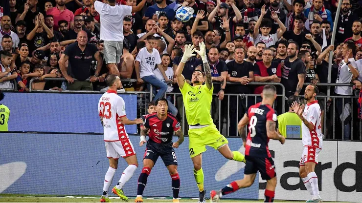 El seleccionado peruano anotó un golazo pero sobre el final el Bari logró el empate.