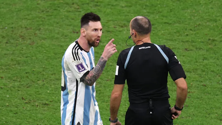 Desgarrador: se retiró el árbitro que enfureció a Messi y Dibu Martínez