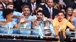 Gündogan, el héroe de la final, levantando la FA Cup.