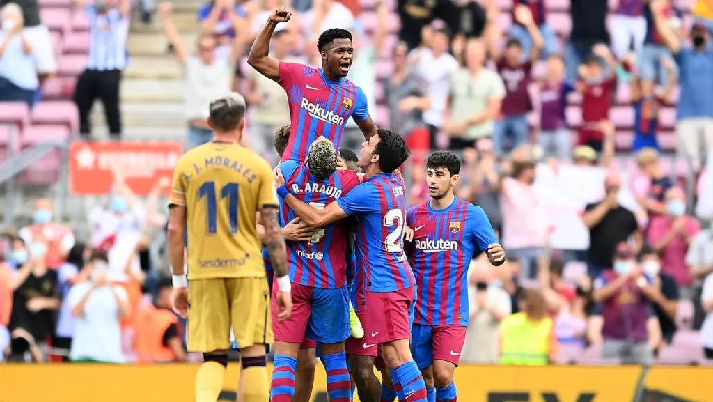Ansu Fati celebrando con sus compañeros del Barcelona