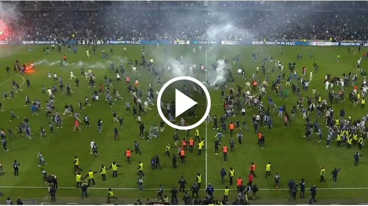 Insólito: Hinchas de Le Havre invaden el campo y festejan el ascenso a Ligue 1 antes de tiempo