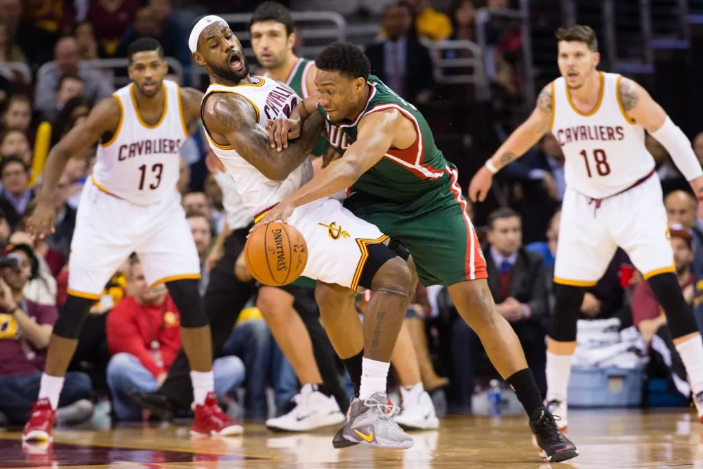 LeBron choca contra Jabari Walker (Getty)